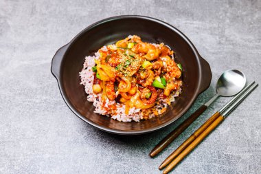 Nakjideopbap, Kore usulü baharatlı pilav üzerine kızarmış ahtapot: Bu yemek yağlı bir tavada yüksek sıcaklıkta sosla birlikte kızarmış soğan ve havuçla yapılır. Isırık büyüklüğünde ahtapot parçaları yarı pişmiş sebzelere eklenir. Bu...