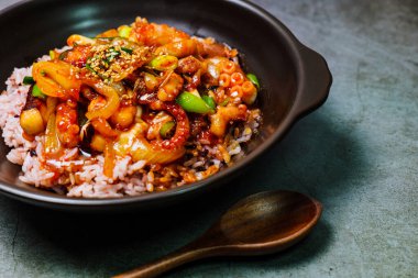 Nakjideopbap, Kore usulü baharatlı pilav üzerine kızarmış ahtapot: Bu yemek yağlı bir tavada yüksek sıcaklıkta sosla birlikte kızarmış soğan ve havuçla yapılır. Isırık büyüklüğünde ahtapot parçaları yarı pişmiş sebzelere eklenir. Bu...