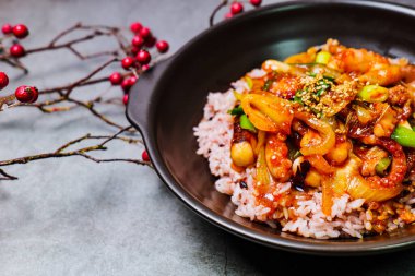 Nakjideopbap, Kore usulü baharatlı pilav üzerine kızarmış ahtapot: Bu yemek yağlı bir tavada yüksek sıcaklıkta sosla birlikte kızarmış soğan ve havuçla yapılır. Isırık büyüklüğünde ahtapot parçaları yarı pişmiş sebzelere eklenir. Bu...