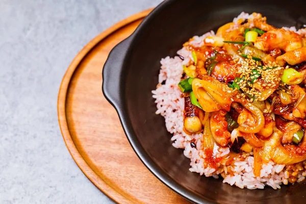 Nakjideopbap, Kore usulü baharatlı pilav üzerine kızarmış ahtapot: Bu yemek yağlı bir tavada yüksek sıcaklıkta sosla birlikte kızarmış soğan ve havuçla yapılır. Isırık büyüklüğünde ahtapot parçaları yarı pişmiş sebzelere eklenir. Bu...