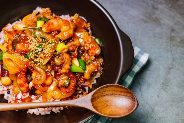 Nakjideopbap, Kore usulü baharatlı pilav üzerine kızarmış ahtapot: Bu yemek yağlı bir tavada yüksek sıcaklıkta sosla birlikte kızarmış soğan ve havuçla yapılır. Isırık büyüklüğünde ahtapot parçaları yarı pişmiş sebzelere eklenir. Bu...