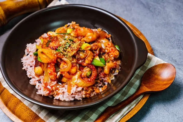 Nakjideopbap, Kore usulü baharatlı pilav üzerine kızarmış ahtapot: Bu yemek yağlı bir tavada yüksek sıcaklıkta sosla birlikte kızarmış soğan ve havuçla yapılır. Isırık büyüklüğünde ahtapot parçaları yarı pişmiş sebzelere eklenir. Bu...