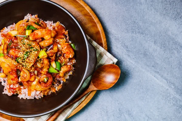 Nakjideopbap, Kore usulü baharatlı pilav üzerine kızarmış ahtapot: Bu yemek yağlı bir tavada yüksek sıcaklıkta sosla birlikte kızarmış soğan ve havuçla yapılır. Isırık büyüklüğünde ahtapot parçaları yarı pişmiş sebzelere eklenir. Bu...