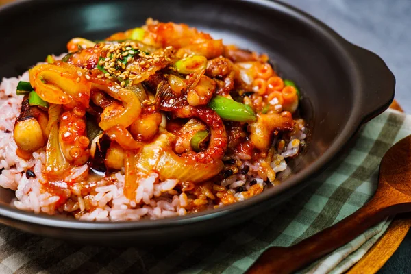 Nakjideopbap, Kore usulü baharatlı pilav üzerine kızarmış ahtapot: Bu yemek yağlı bir tavada yüksek sıcaklıkta sosla birlikte kızarmış soğan ve havuçla yapılır. Isırık büyüklüğünde ahtapot parçaları yarı pişmiş sebzelere eklenir. Bu...