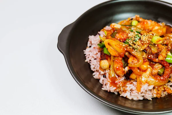 Nakjideopbap, Kore usulü baharatlı pilav üzerine kızarmış ahtapot: Bu yemek yağlı bir tavada yüksek sıcaklıkta sosla birlikte kızarmış soğan ve havuçla yapılır. Isırık büyüklüğünde ahtapot parçaları yarı pişmiş sebzelere eklenir. Bu...