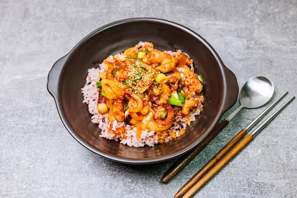 Nakjideopbap, Kore usulü baharatlı pilav üzerine kızarmış ahtapot: Bu yemek yağlı bir tavada yüksek sıcaklıkta sosla birlikte kızarmış soğan ve havuçla yapılır. Isırık büyüklüğünde ahtapot parçaları yarı pişmiş sebzelere eklenir. Bu...