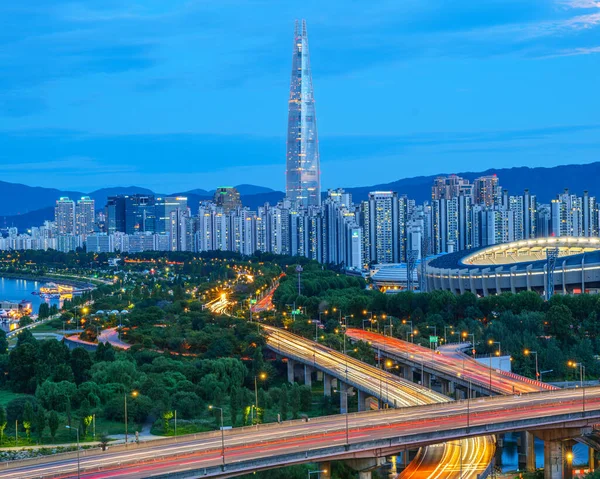 Günbatımında Güney Kore, Seul şehir gece manzarası çekildi.