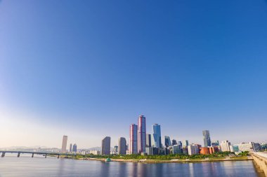 Yeouido 'daki gökdelenler, Han Nehri, Seul, sabah alındı.