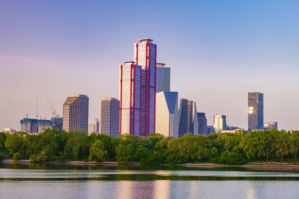 Yeouido 'daki gökdelenler, Han Nehri, Seul, sabah alındı.