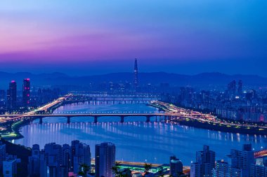 Gece çekilen Seul manzarası.