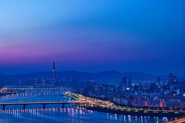 Gece çekilen Seul manzarası.