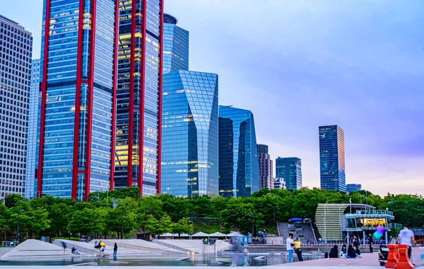 Yeouido 'daki gökdelenler, Güney Kore' nin Seul 'deki finans sektörü.