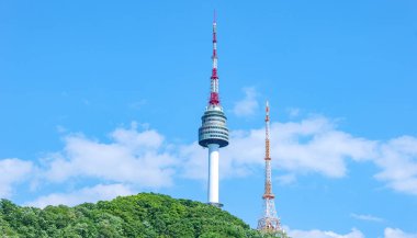 Namsan Seul Kulesi, Seul, Güney Kore 'de bir dönüm noktası. Gündüz vakti gökyüzüne karşı çekilmiş.
