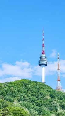 Namsan Seul Kulesi, Seul, Güney Kore 'de bir dönüm noktası. Gündüz vakti gökyüzüne karşı çekilmiş.