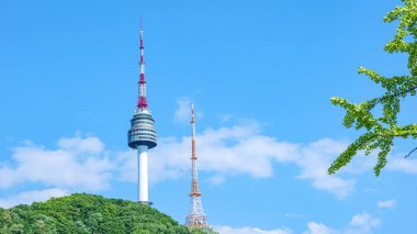 Namsan Seul Kulesi, Seul, Güney Kore 'de bir dönüm noktası. Gündüz vakti gökyüzüne karşı çekilmiş.