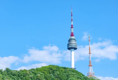 Namsan Seul Kulesi, Seul, Güney Kore 'de bir dönüm noktası. Gündüz vakti gökyüzüne karşı çekilmiş.