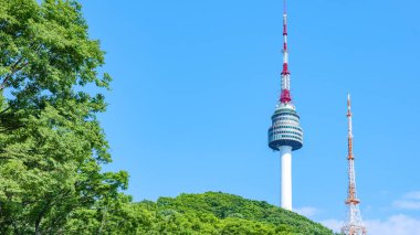 Namsan Seul Kulesi, Seul, Güney Kore 'de bir dönüm noktası. Gündüz vakti gökyüzüne karşı çekilmiş.