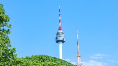 Namsan Seul Kulesi, Seul, Güney Kore 'de bir dönüm noktası. Gündüz vakti gökyüzüne karşı çekilmiş.