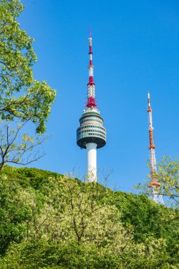 Namsan Seul Kulesi, Seul, Güney Kore 'de bir dönüm noktası. Gündüz vakti gökyüzüne karşı çekilmiş.