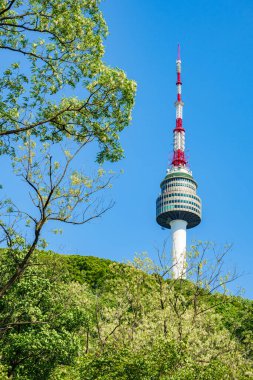 Namsan Seul Kulesi, Seul, Güney Kore 'de bir dönüm noktası. Gündüz vakti gökyüzüne karşı çekilmiş.