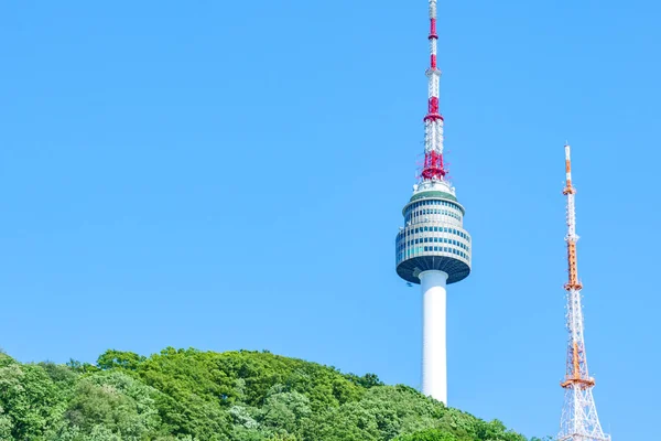 Namsan Seul Kulesi, Seul, Güney Kore 'de bir dönüm noktası. Gündüz vakti gökyüzüne karşı çekilmiş.