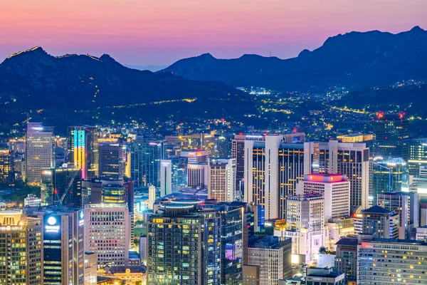 Güney Kore, Seul 'deki Namsan Dağı' ndan gece görüntüsü alındı.