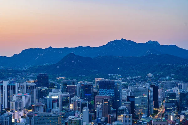 Güney Kore, Seul 'deki Namsan Dağı' ndan gece görüntüsü alındı.
