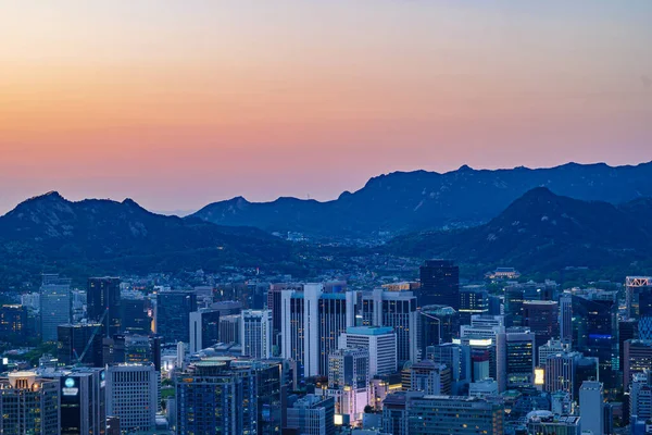 Güney Kore, Seul 'deki Namsan Dağı' ndan gece görüntüsü alındı.