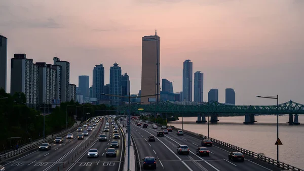 オリンピック ブールバードの車両夕方の日没時に撮影されたソウルのYouidoの高速道路や高層ビル — ストック写真