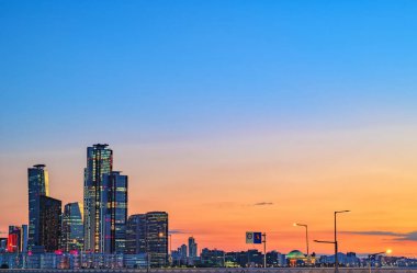 Yeouido gökdelenlerinin şehir manzarası. Güney Kore, Seul 'de akşamüstü çekilmiş finans bölgesi.
