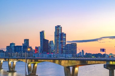 Yeouido gökdelenlerinin şehir manzarası. Güney Kore, Seul 'de akşamüstü çekilmiş finans bölgesi.