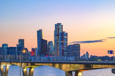 Yeouido gökdelenlerinin şehir manzarası. Güney Kore, Seul 'de akşamüstü çekilmiş finans bölgesi.