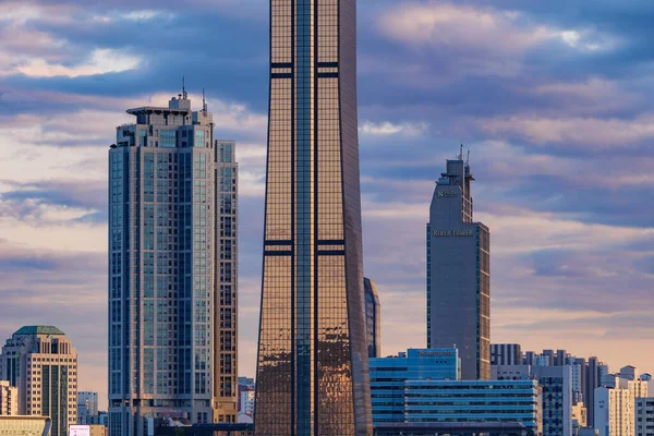 ソウルの夕暮れ時に撮影されたビジネス金融地区のYouido超高層ビルの街 — ストック写真