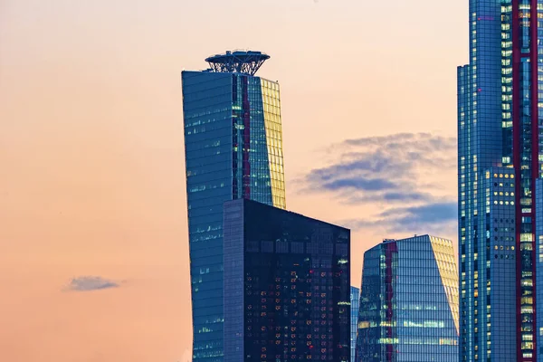 ソウルの夕暮れ時に撮影されたビジネス金融地区のYouido超高層ビルの街 — ストック写真
