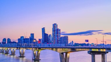 Gün batımında Seul, Yeouido 'nun şehir manzarası.