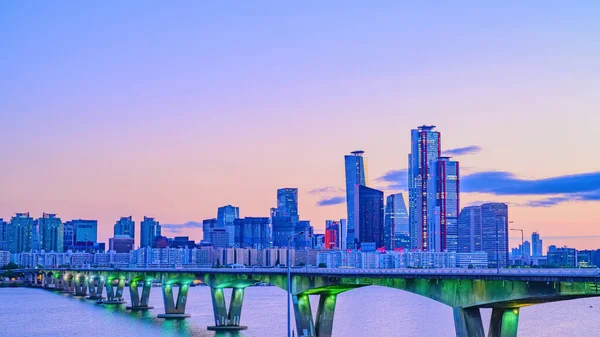 Gün batımında Seul, Yeouido 'nun şehir manzarası.