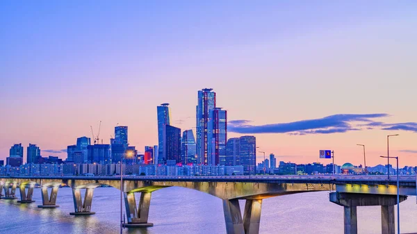 Gün batımında Seul, Yeouido 'nun şehir manzarası.