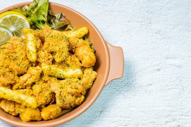 Tabakta Kore usulü kızarmış tavuk.