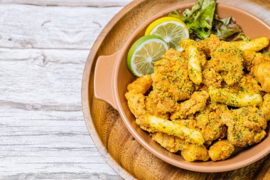 Tabakta Kore usulü kızarmış tavuk.