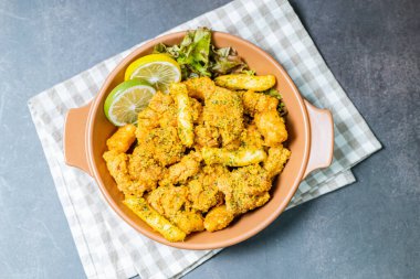 Tabakta Kore usulü kızarmış tavuk.