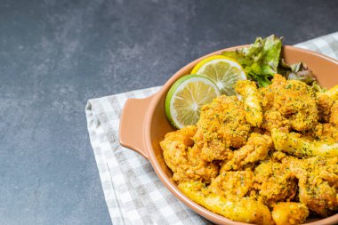 Tabakta Kore usulü kızarmış tavuk.