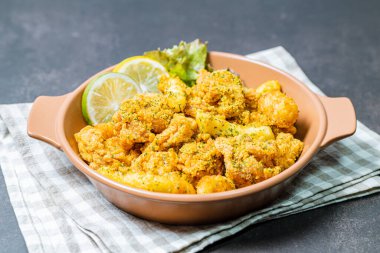 Tabakta Kore usulü kızarmış tavuk.