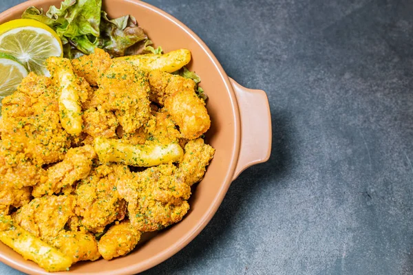 Tabakta Kore usulü kızarmış tavuk.