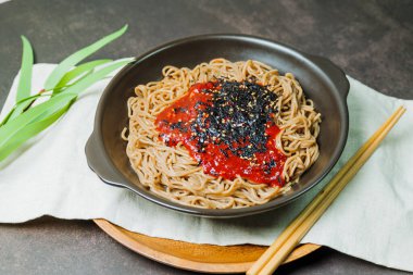 bibim mimil makguksu, Kore usulü baharatlı karabuğday eriştesi.