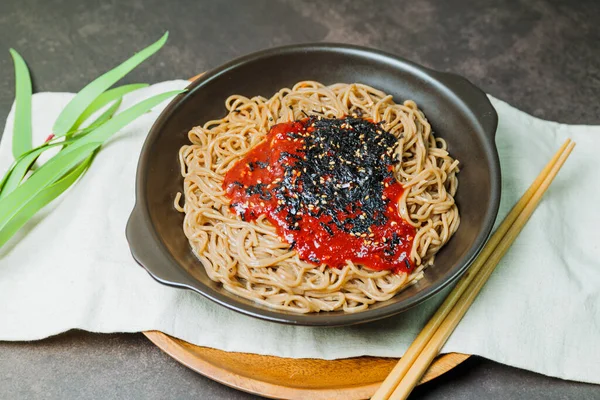 bibim mimil makguksu, Kore usulü baharatlı karabuğday eriştesi.