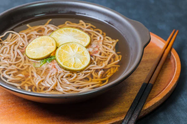 Delicatezza Invernale Questo Piatto Tagliatelle Grano Saraceno Viene Servito Brodo — Foto Stock