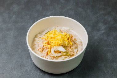 Bu yemek sirke ve hardalla tatlandırılmış ve üstü doğranmış tavukla kaplı soğuk tavuk çorbasında servis edilen karabuğday eriştesinden oluşur. Chogyeguksu, enerji seviyesini yükselttiğine inanılan yaz aylarında yenen bir yemektir..