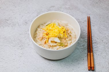 Bu yemek sirke ve hardalla tatlandırılmış ve üstü doğranmış tavukla kaplı soğuk tavuk çorbasında servis edilen karabuğday eriştesinden oluşur. Chogyeguksu, enerji seviyesini yükselttiğine inanılan yaz aylarında yenen bir yemektir..