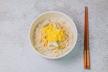 Bu yemek sirke ve hardalla tatlandırılmış ve üstü doğranmış tavukla kaplı soğuk tavuk çorbasında servis edilen karabuğday eriştesinden oluşur. Chogyeguksu, enerji seviyesini yükselttiğine inanılan yaz aylarında yenen bir yemektir..