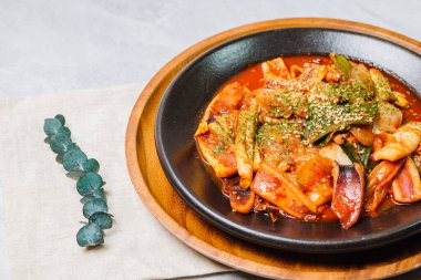 Kore yemeği Karıştırılmış Kalamar, ojingeobokkeum soğan, havuç ve lahana ile kızartılmış kalamar gochujang ve kırmızı biber tozu karışımı..